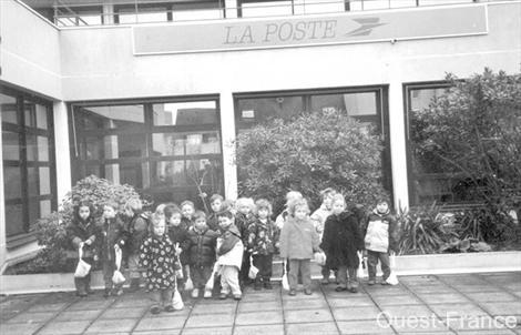 Chaque enfant a porté son sac de pièce à la Poste de Fouesnant.