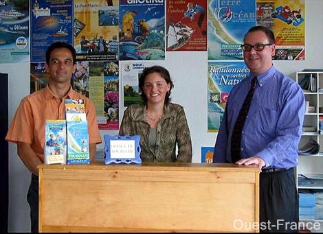 Ici en compagnie de Jean-Yves Lefloch, directeur de l'office de tourisme, Carine et Ronan seront chargés d'accueillir les vacanciers à Beg-Meil.