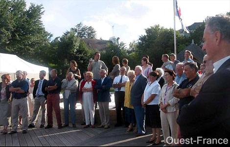 Une cinquantaine de personnes a assisté à la célébration des 40 ans au-dessus du port de Beg-Meil.