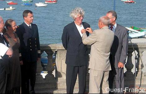 René Bernard, président de la SNSM de Fouesnant, a remis le Mérite maritime à Albert Moulinec.